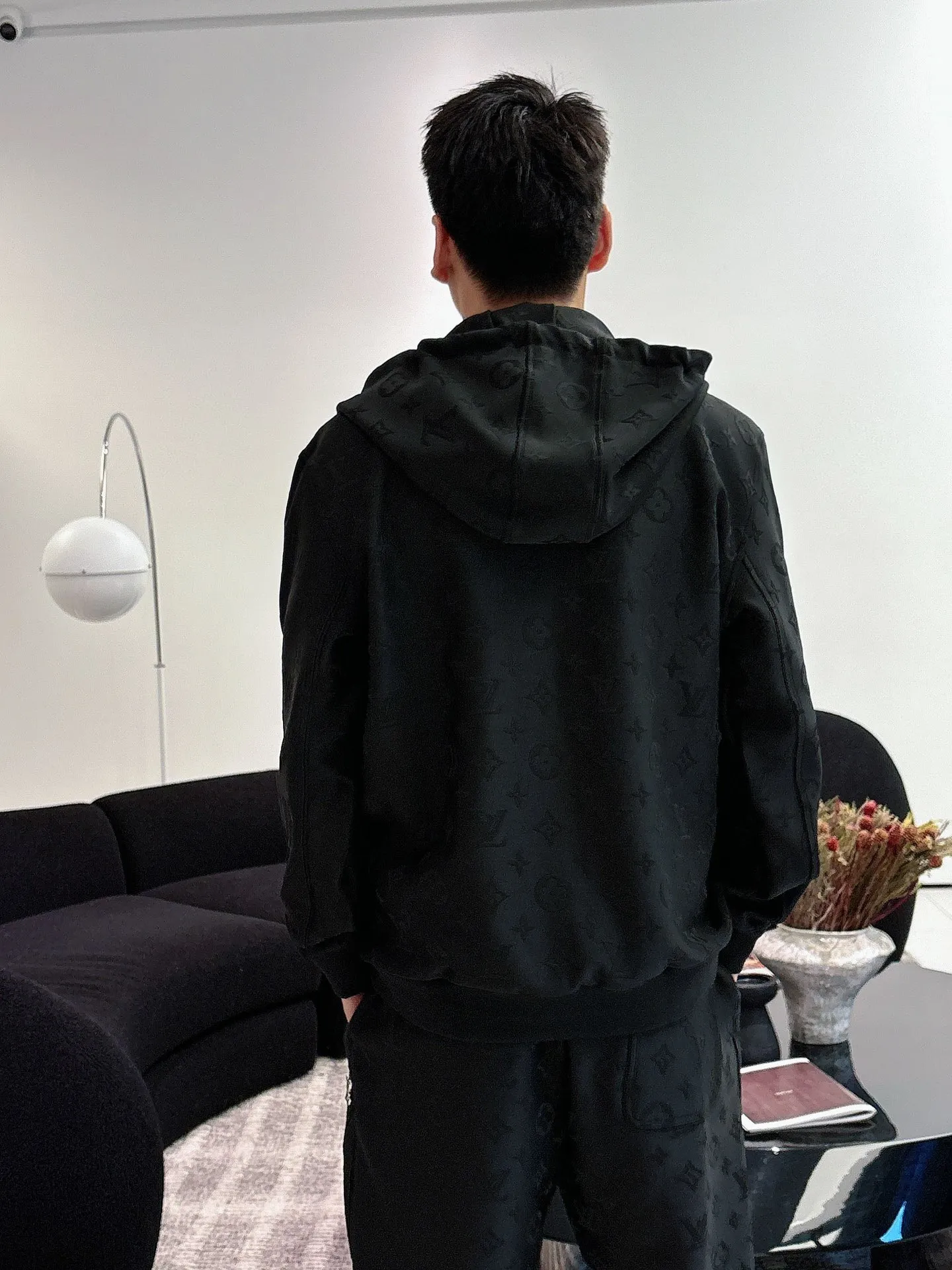 [LV Louis Vuitton] Hot-selling suit is coming. Focus on the original version of the official website. 2025 new hot-selling cardigan and sweatshirt suit. The original order is the best 🇭🇰. It is the meticulous work of top designers. It has a fitting and perfect upper body effect. All-natural high-quality Tencel Roman cotton 100%, close-fitting comfort, noble and elegant! Original hardware embodies elegance and nobility! Counter size: M-3XL (maximum wear up to 190 pounds)